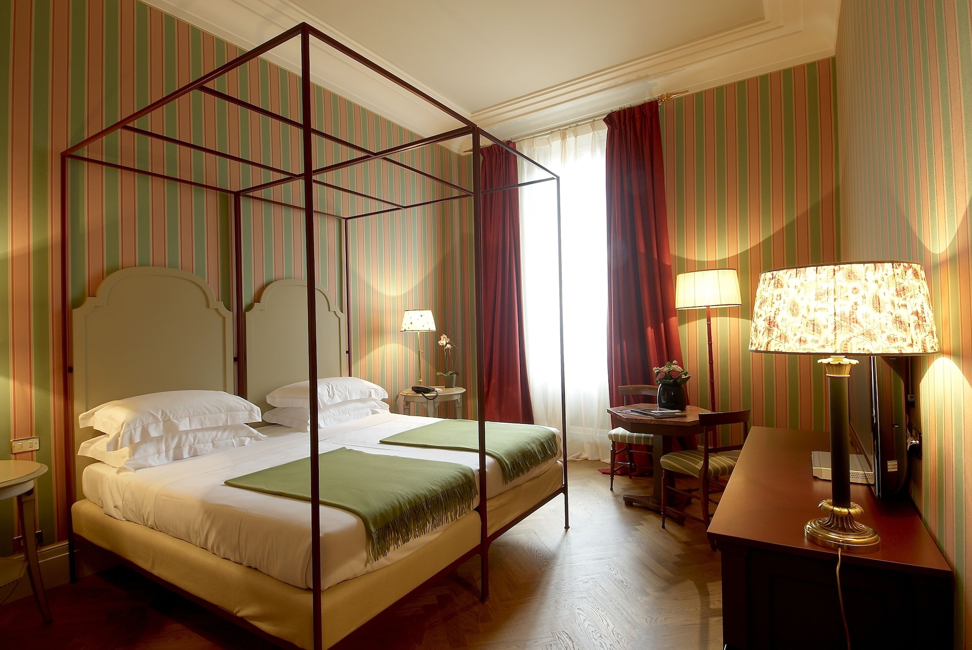 DELUXE, DOUBLE OR TWIN BED, CITY VIEW
