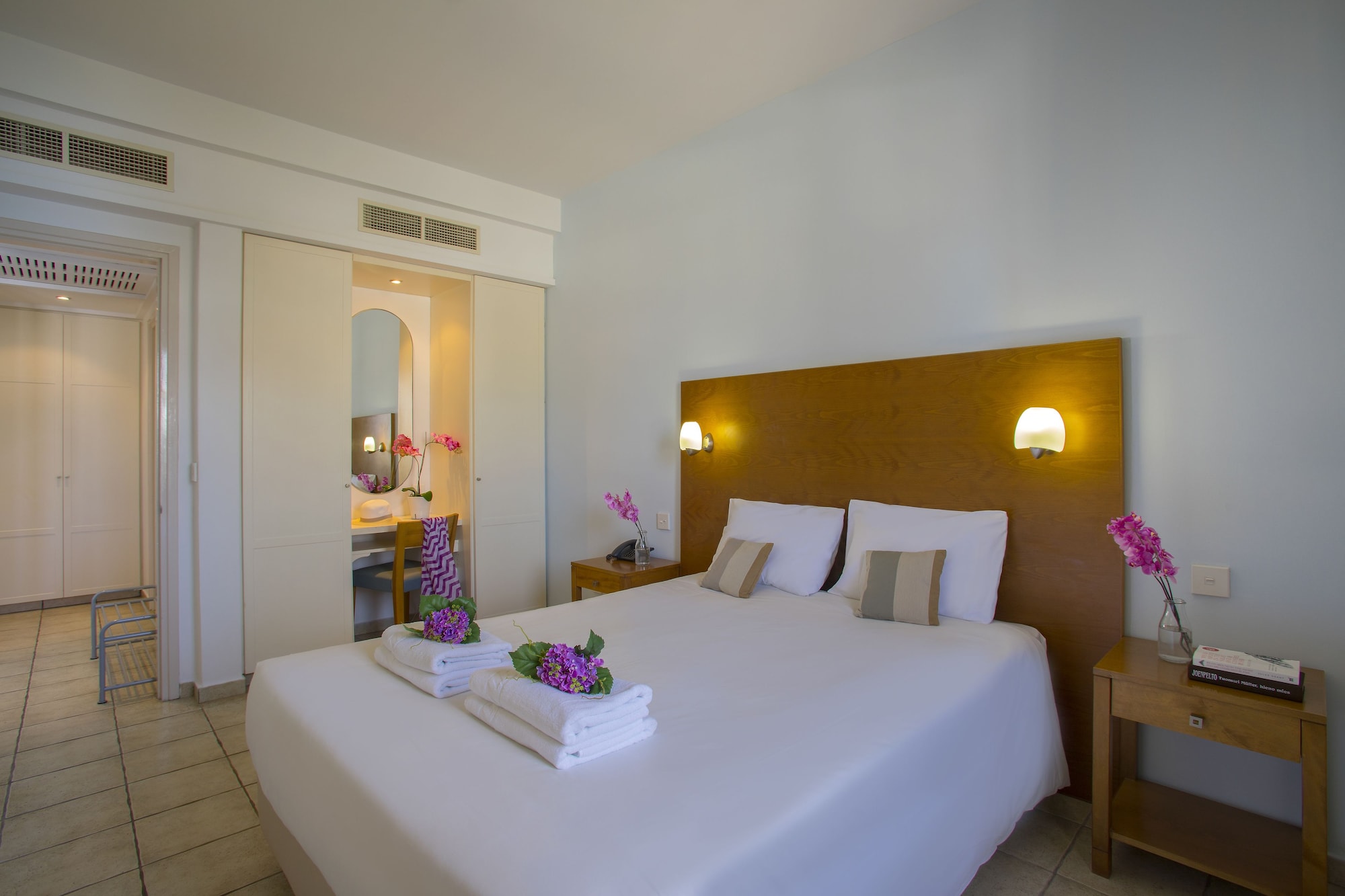 1 BEDROOM, SUITE