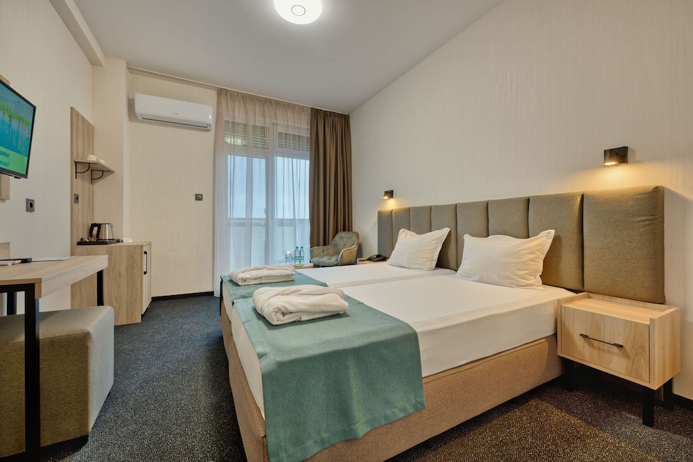 Room, Twin Beds, Building 1