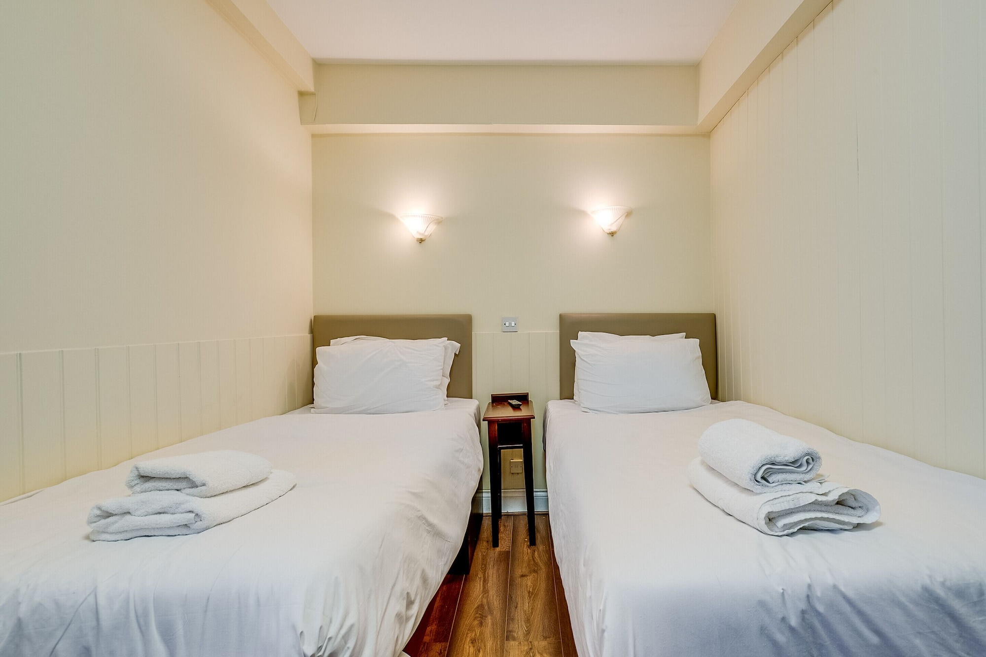 ROOM, TWIN BEDS
