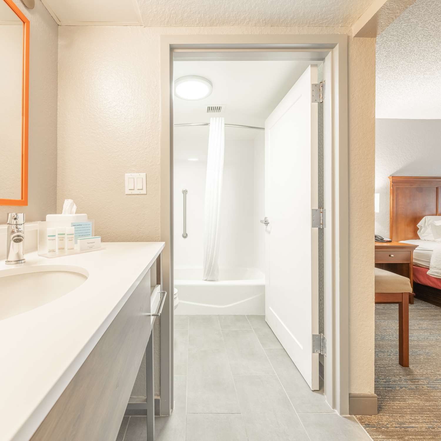 1 Bedroom, Suite, King Bed, Exterior Entrance