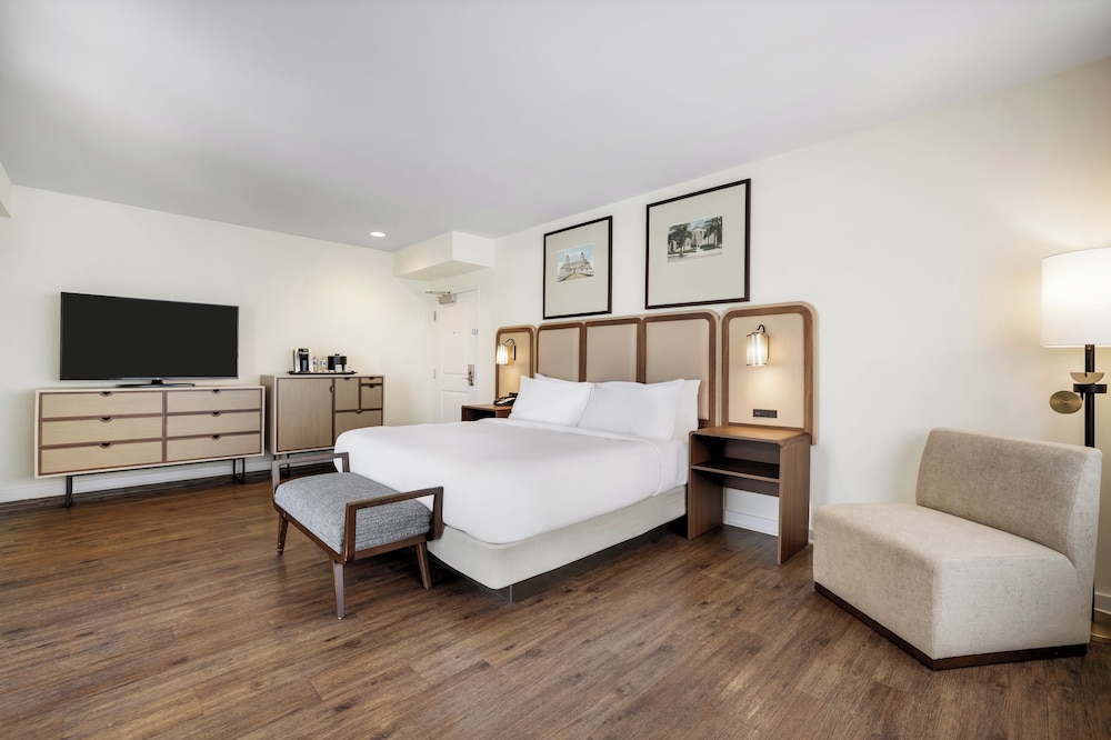 ROOM, KING BED, CITY VIEW, BALCONY