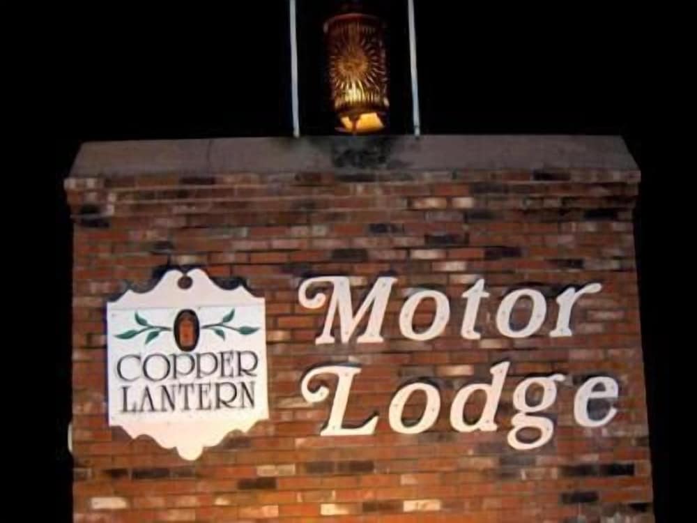 Copper Lantern Motor Lodge 2/36