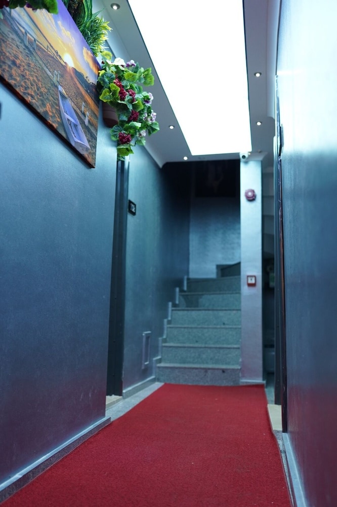 Middle Village Suite Hotel 1/39