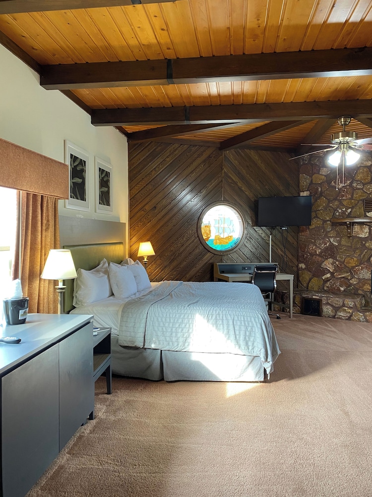 Pictured Rocks Inn & Suites 18/70