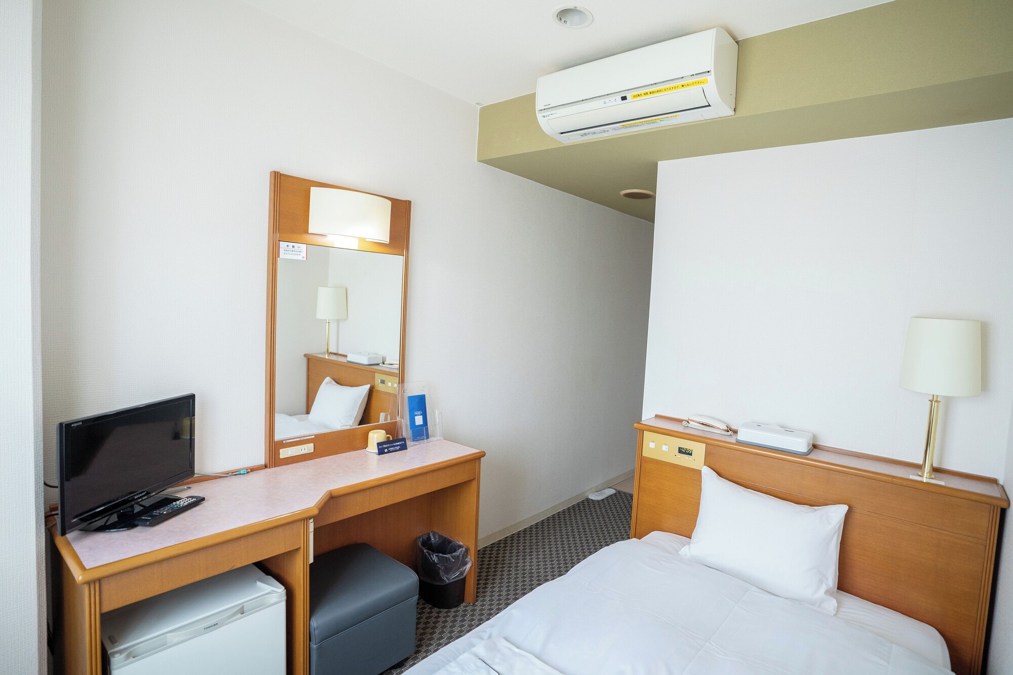 ROOM, SINGLE, SMOKING