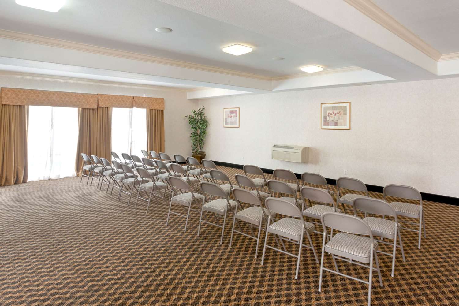 Howard Johnson by Wyndham Pico Rivera Hotel & Suites 21/26