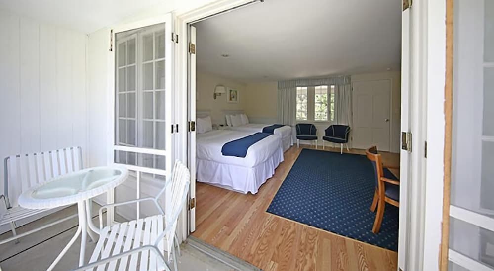 Colonial Inn in Harbor Springs 33/57