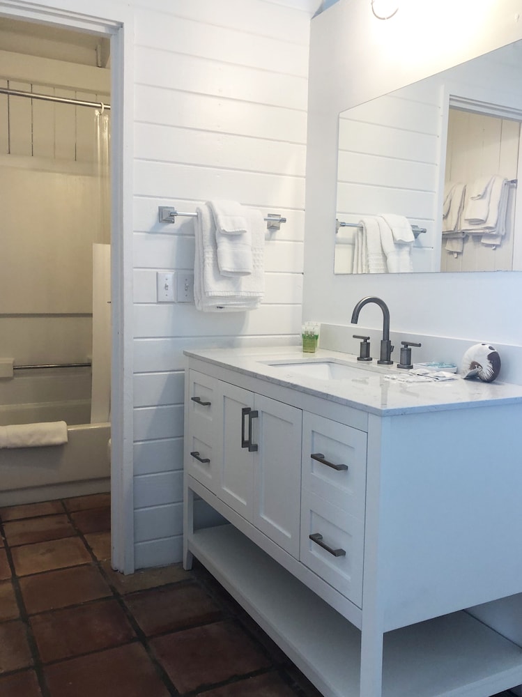 2 Bedrooms, Cottage, King and Queen Bed, Ocean Front, Sofa