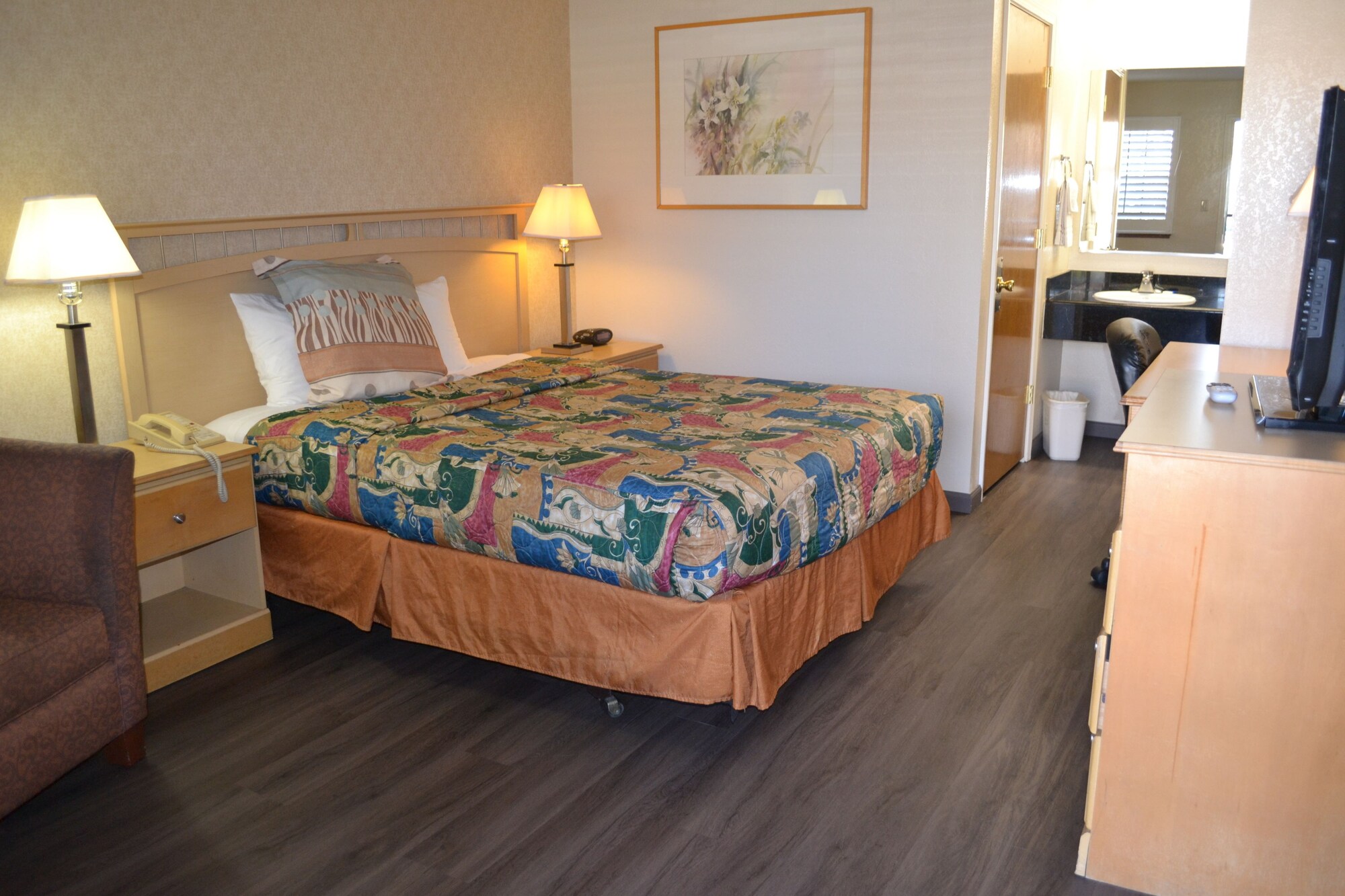 ROOM, QUEEN BED