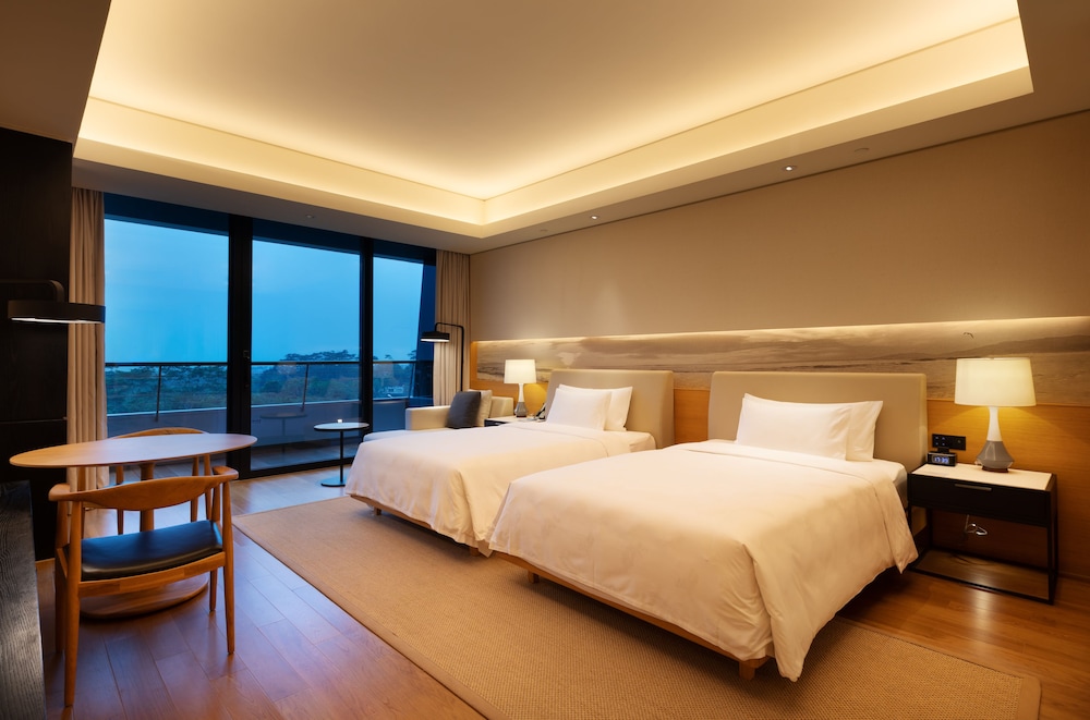 Deluxe Garden View Twin Bed Room
