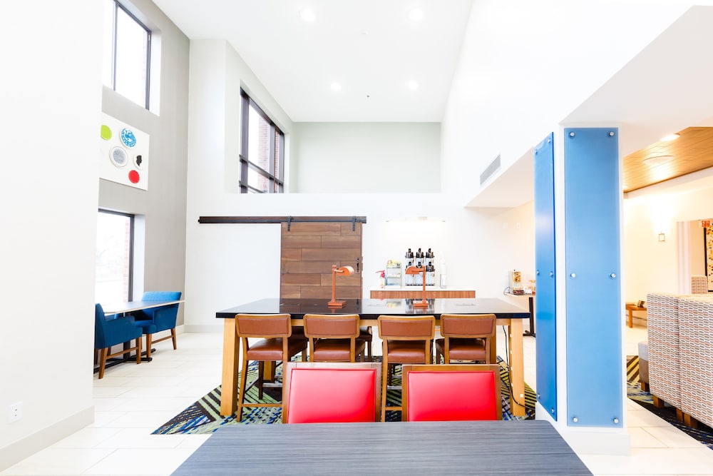Holiday Inn Express Hotel Suites Shelbyville 37/44