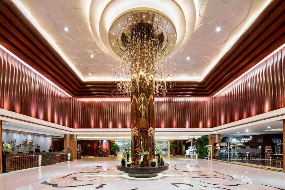 Golden Eagle Summit Hotel 23/24