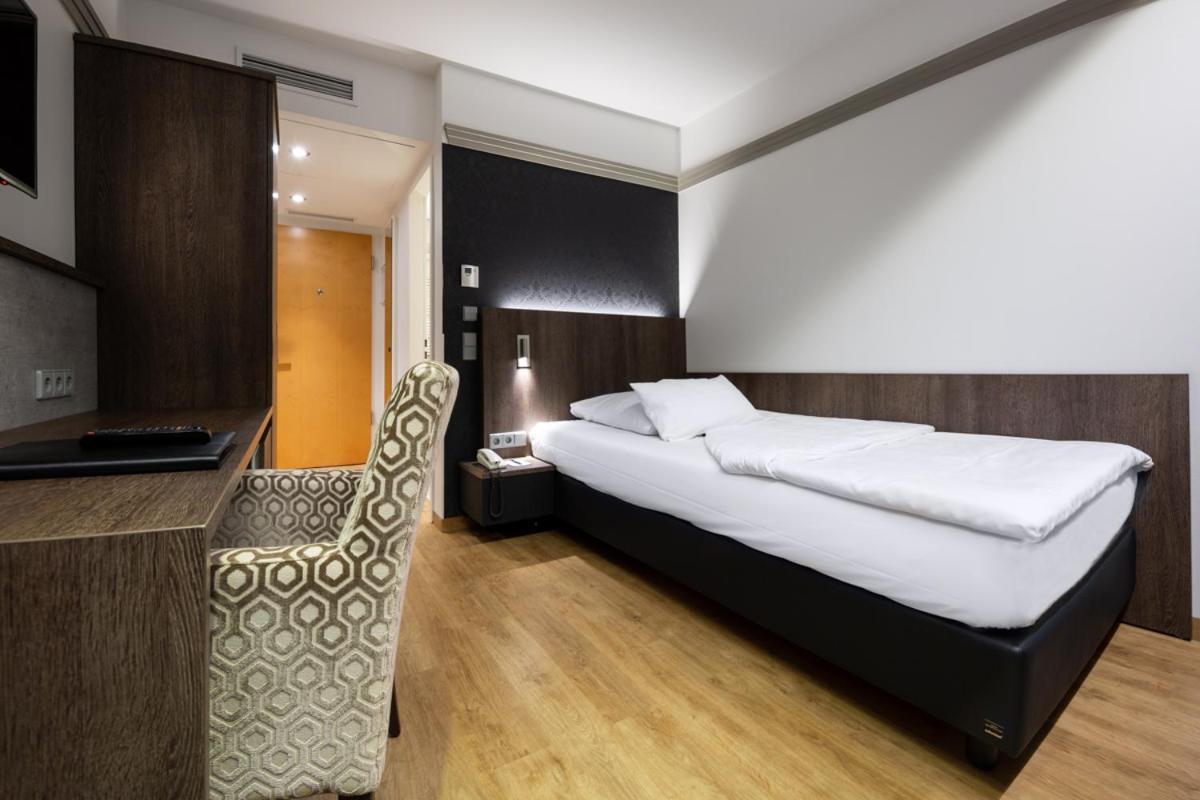 Kronenhotel Stuttgart 7/50