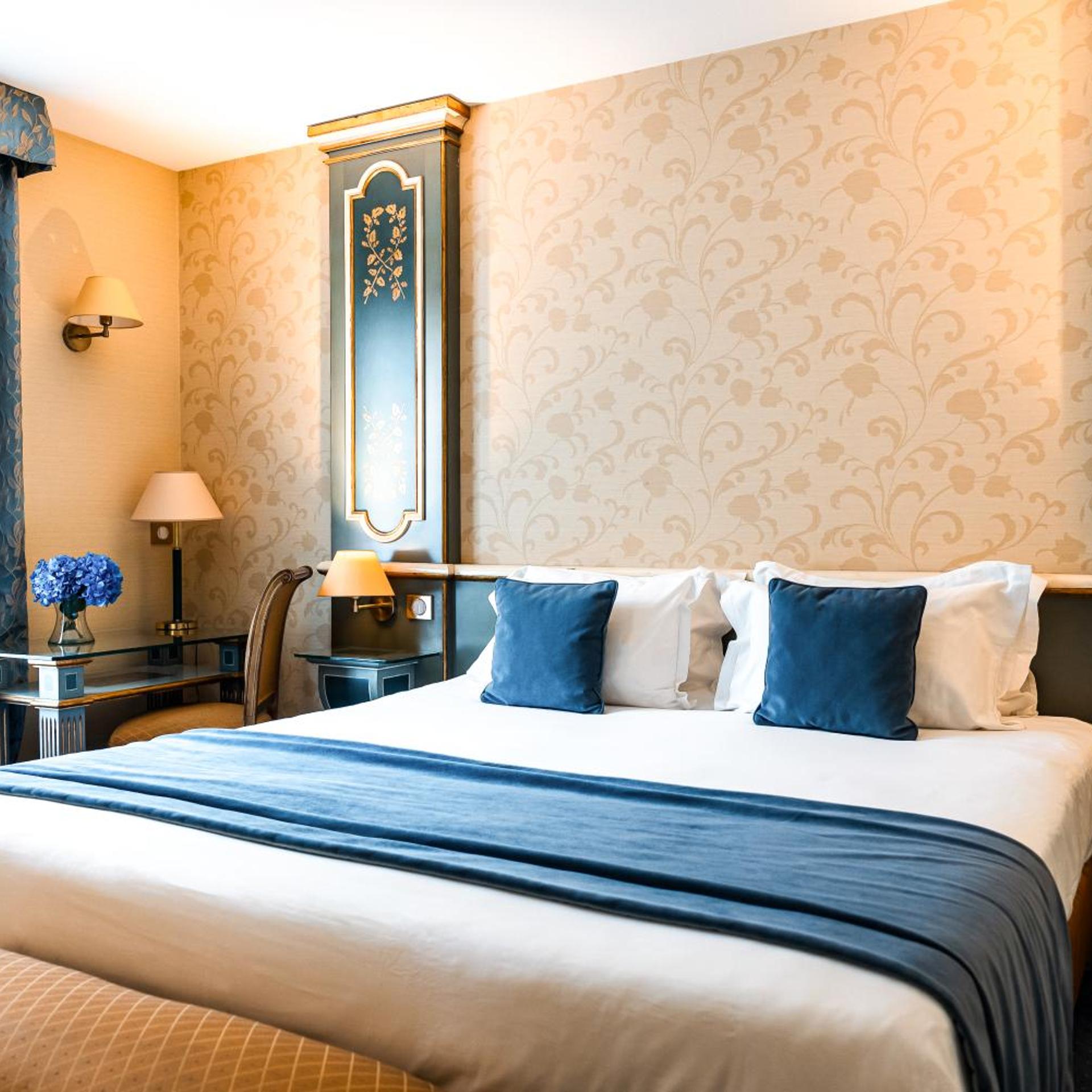 ROOM, DOUBLE BED