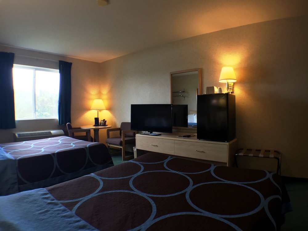 Super 8 By Wyndham Canandaigua 12/23