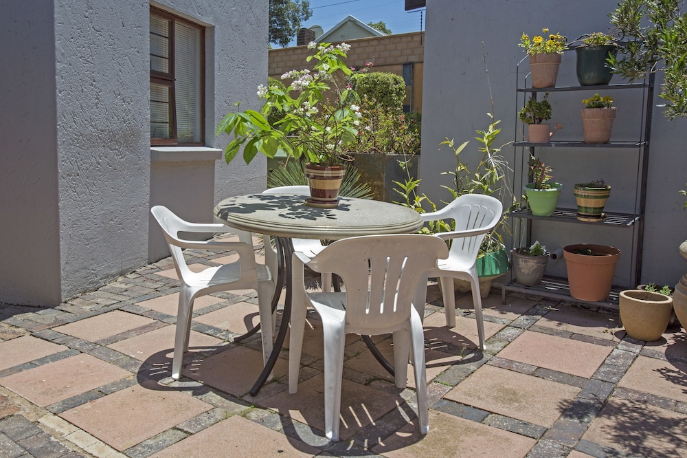 Spacious Garden Cottage 7/12
