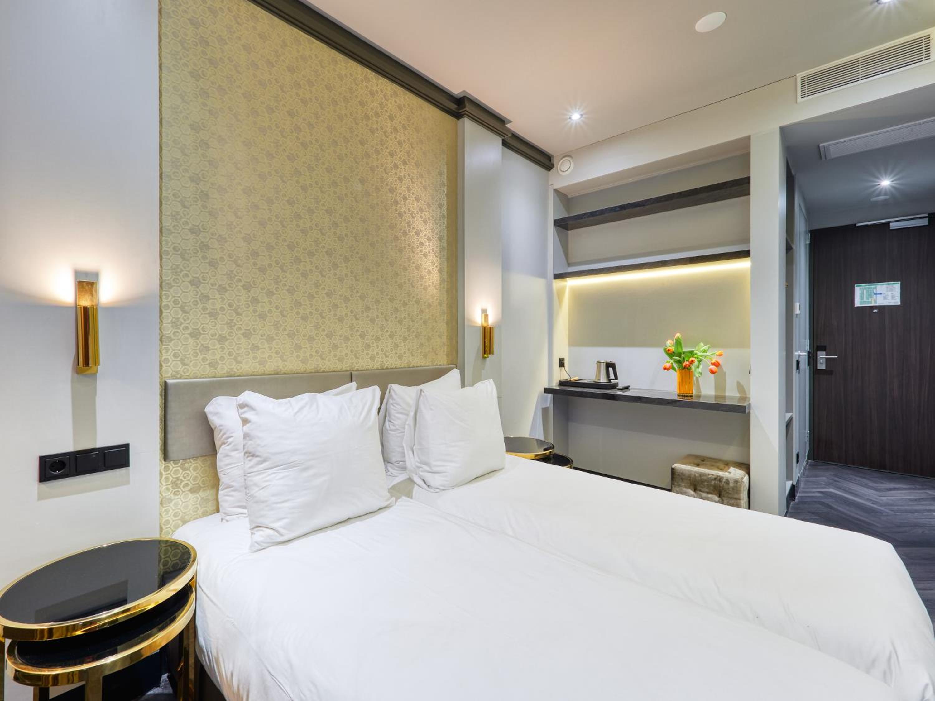 غرفة بسريرين منفصلين بإطلالة على البحيرة، G Hotel 3/6