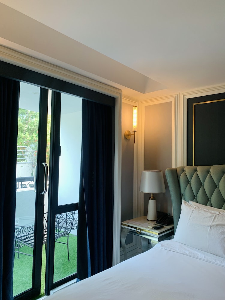 1 BEDROOM, SUITE