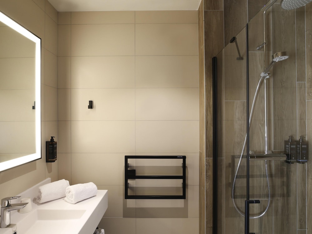 غرفة بريفيليج بسرير كينج بإطلالة على النهر بشرفة، Mercure Namur Hotel 5/6