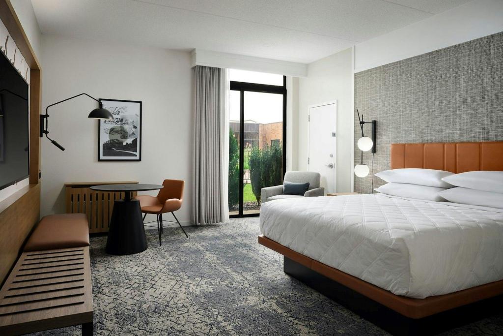 Courtyard, Guest Room, King Bed, Courtyard View, Garden Access