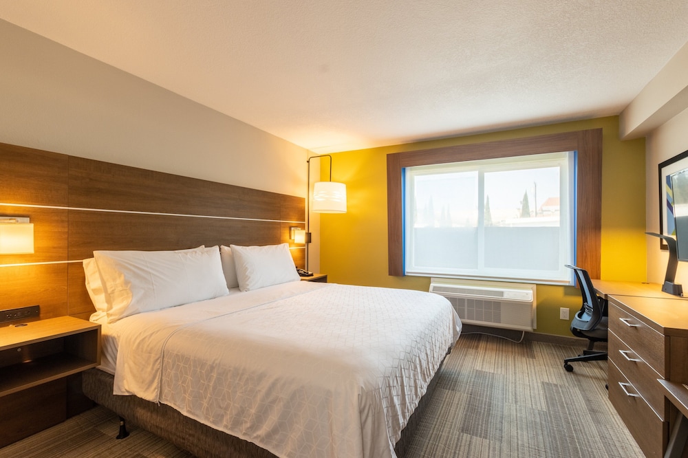 Holiday Inn Express Anaheim West 18/45