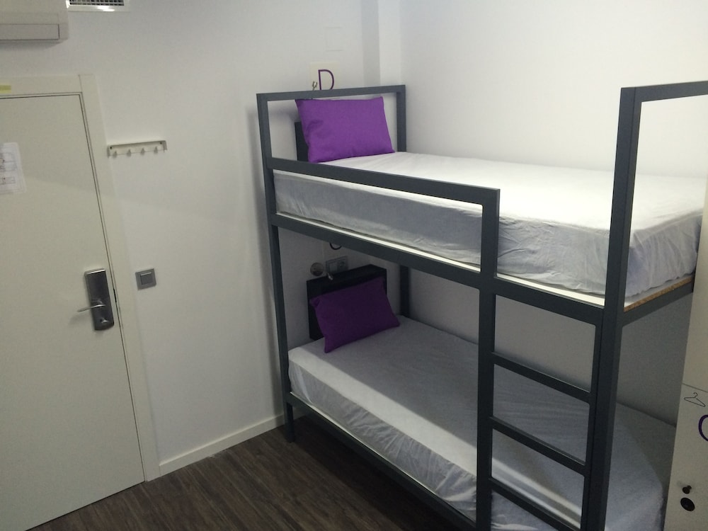 Chameleon Hostel Alicante 8/25