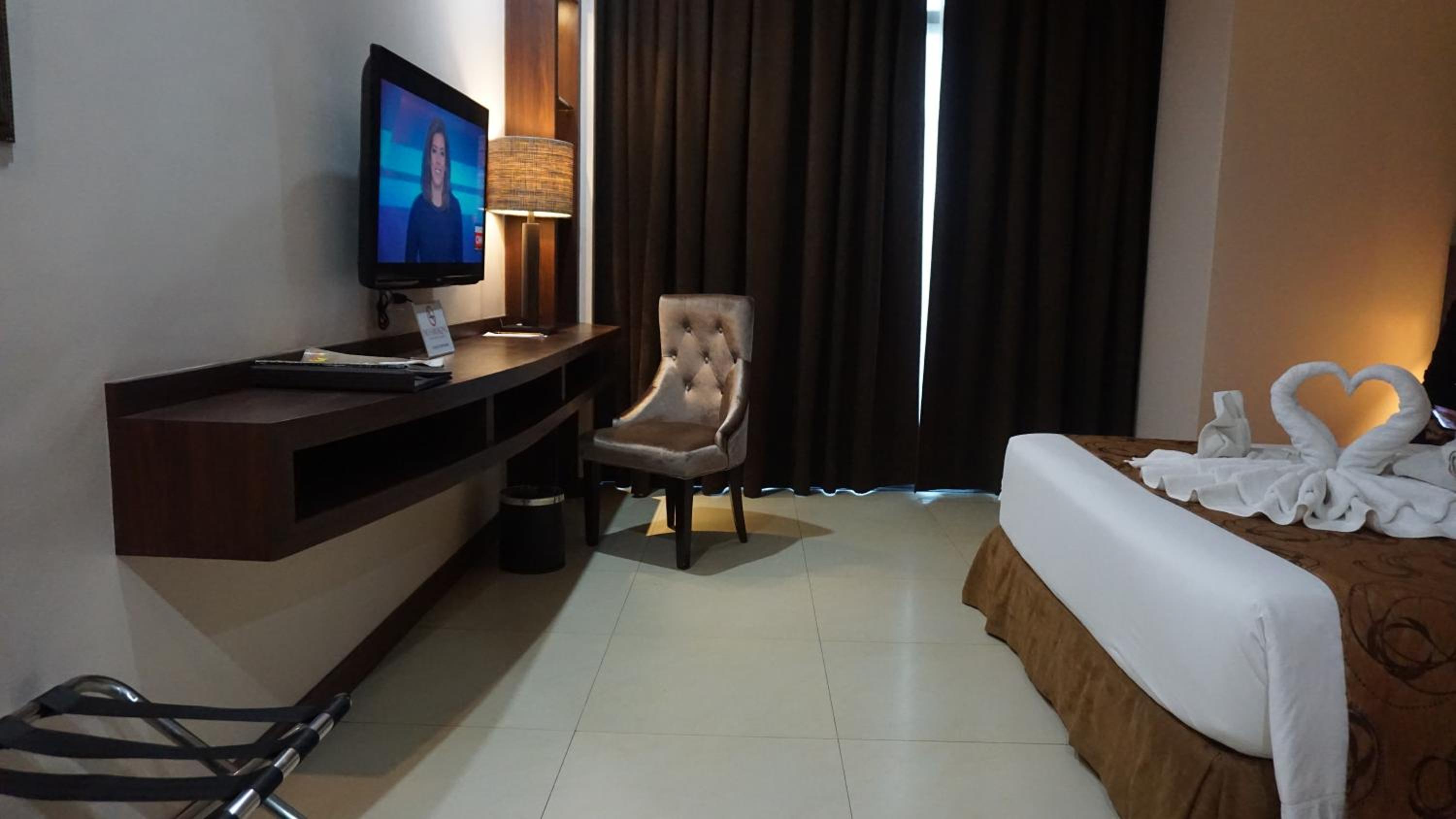 غرفة ديلوكس بسرير مزدوج بشرفة، Kew Hotel 3/4