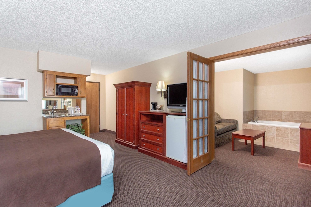 AmericInn by Wyndham Chippewa Falls 30/44