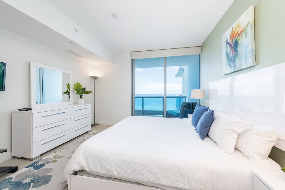 1 BEDROOM, LUXURY, APARTMENT, OCEAN FRONT, CORNER