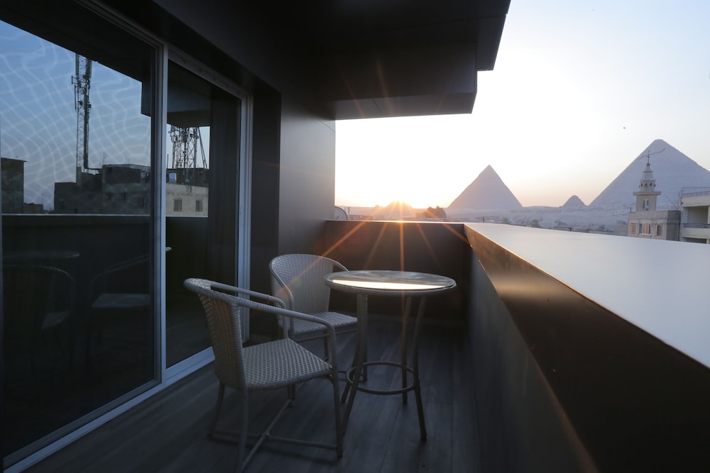 Pyramid Edge Hotel 8/53