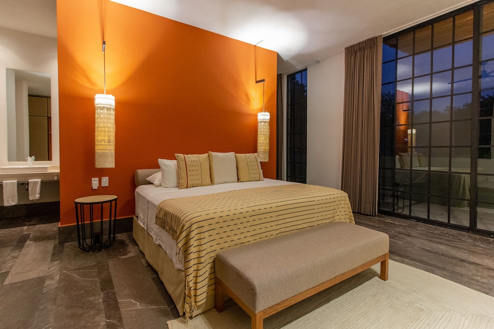 SUITE, KING BED
