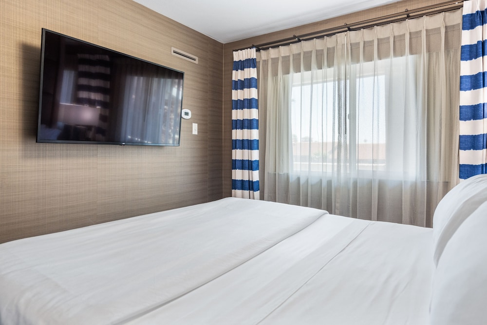 DELUXE, SUITE, KING BED, POOL VIEW, SOFA, KITCHEN