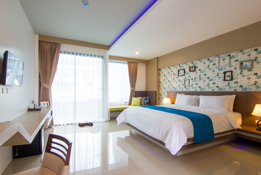 DELUXE, DOUBLE BED, POOL ACCESS