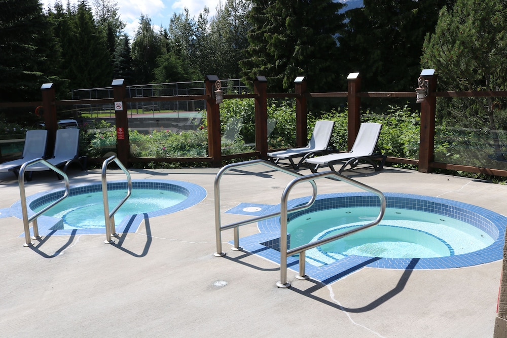 Tantalus Resort Lodge 3/55