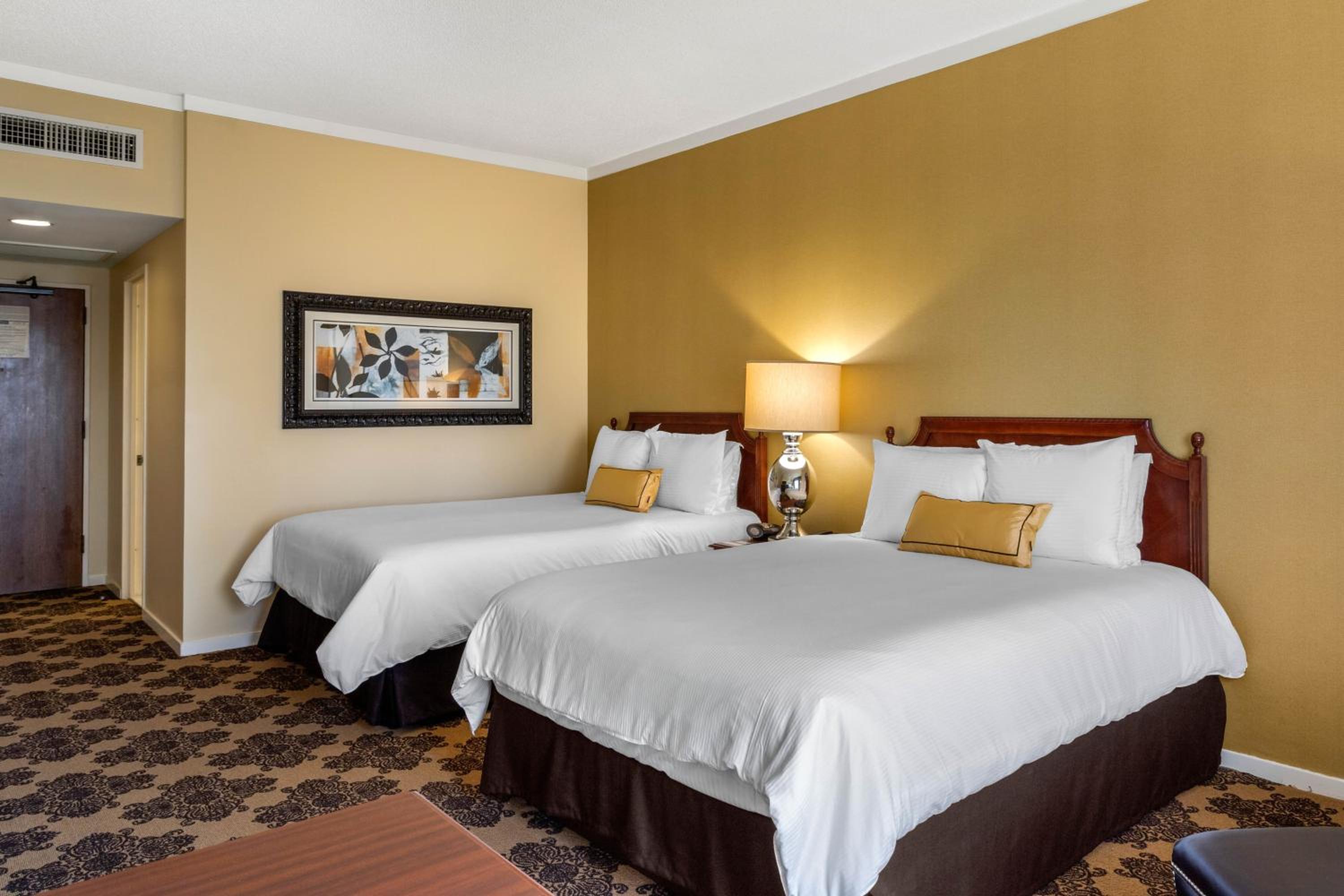 Premier, 2 Queen Beds, Pool View
