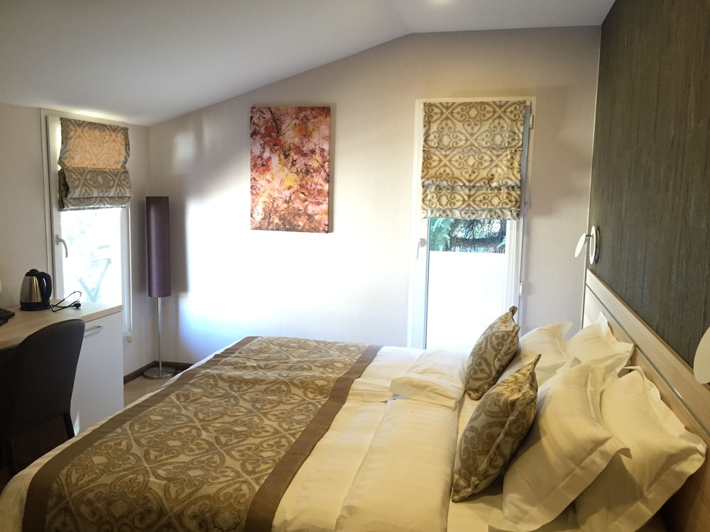 STANDARD, DOUBLE OR TWIN BED, BALCONY
