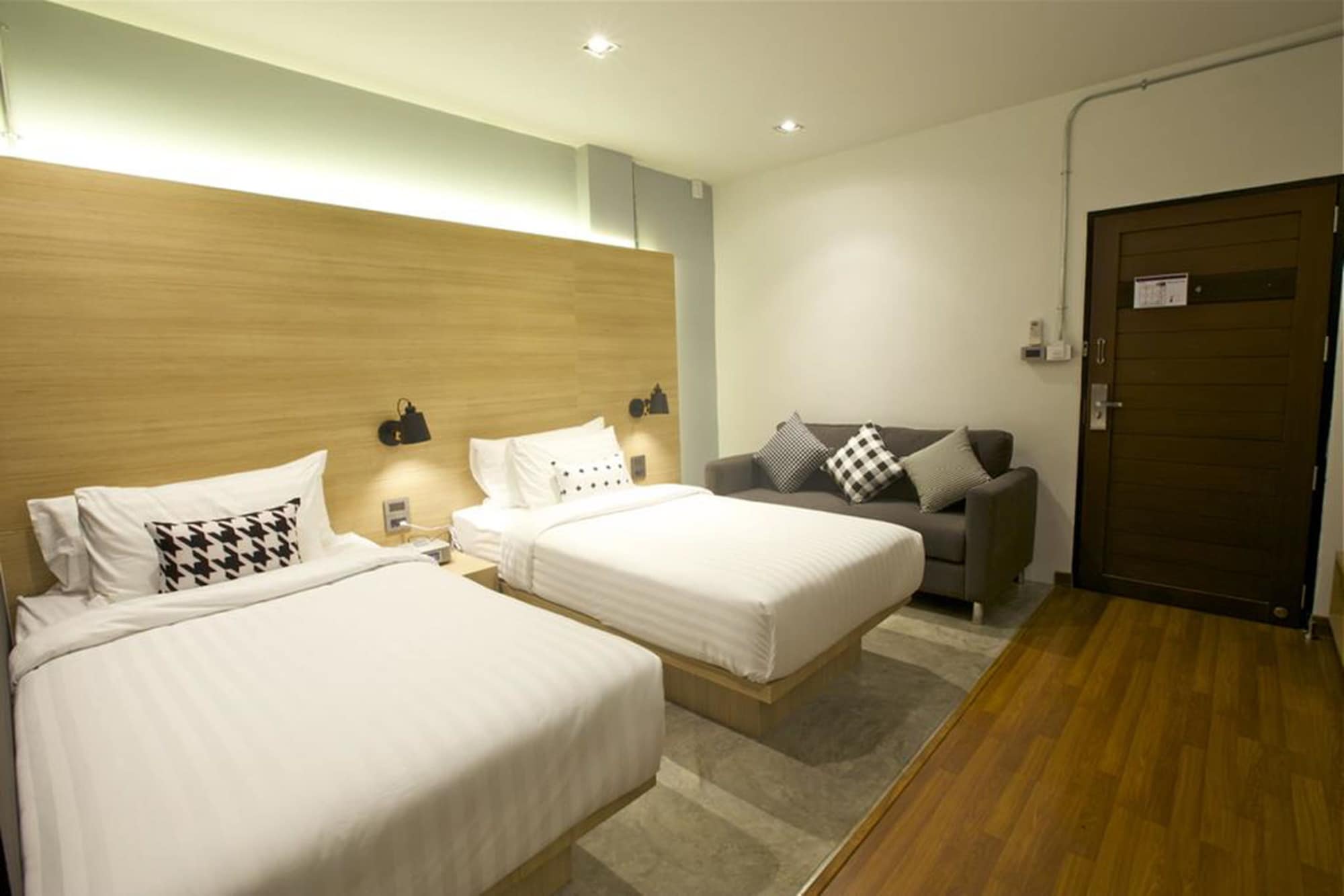 ROOM, TWIN BEDS