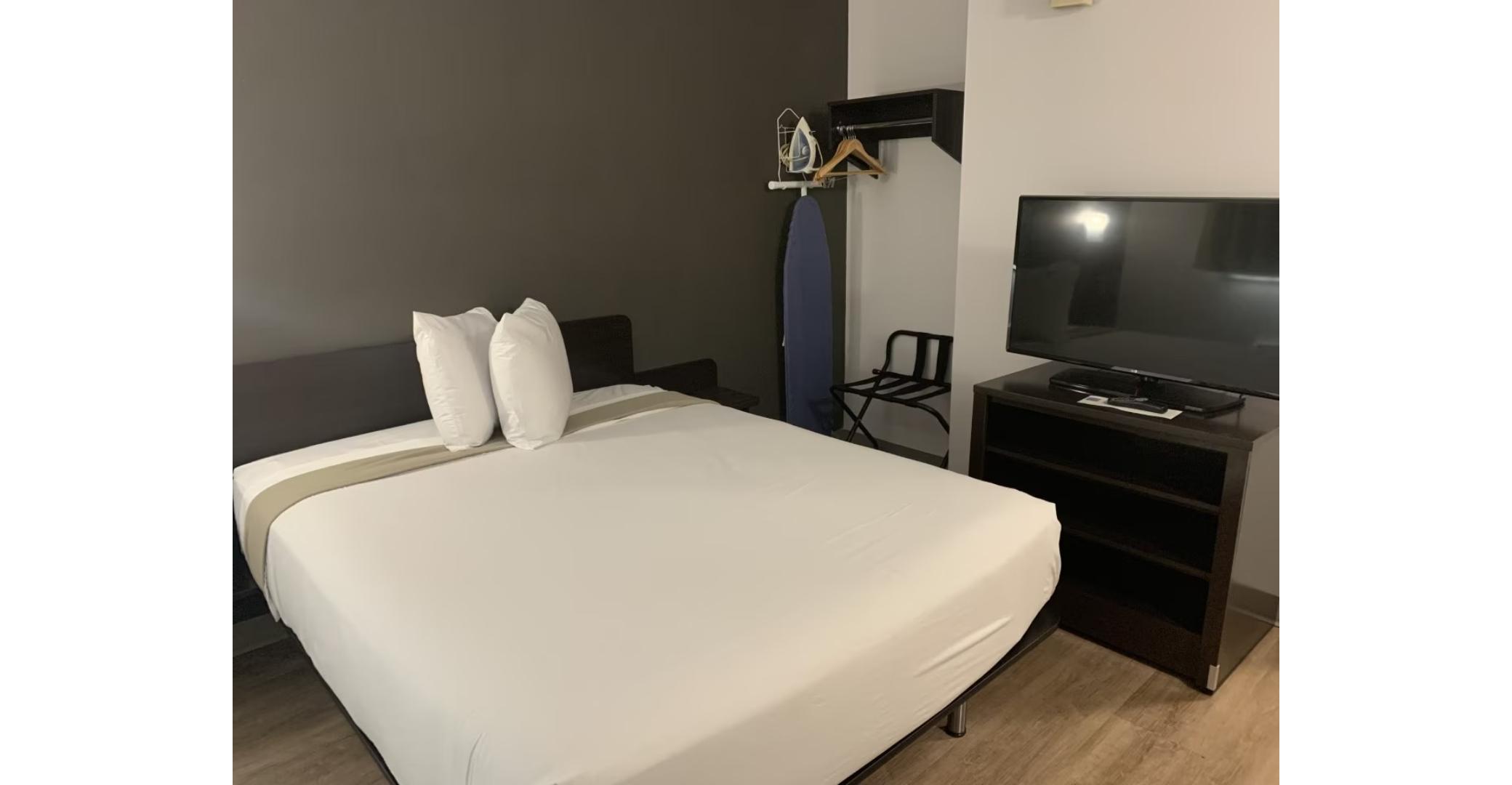 1 Queen Bed - ADA/RI Shower/Nsmk/Kitchen