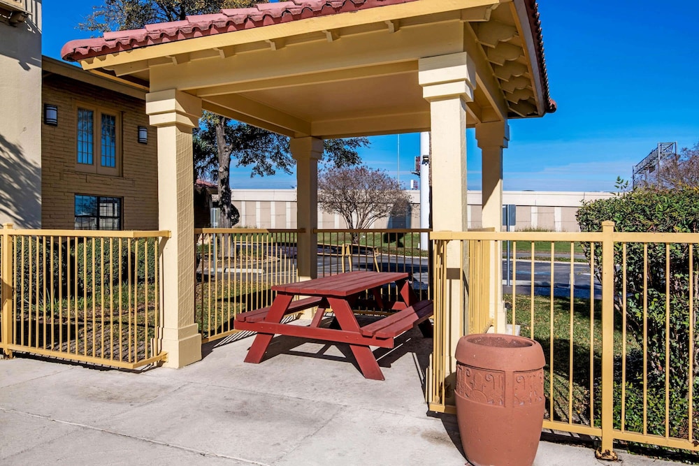 La Quinta Inn By Wyndham IH-10 West San Antonio TX 41/52