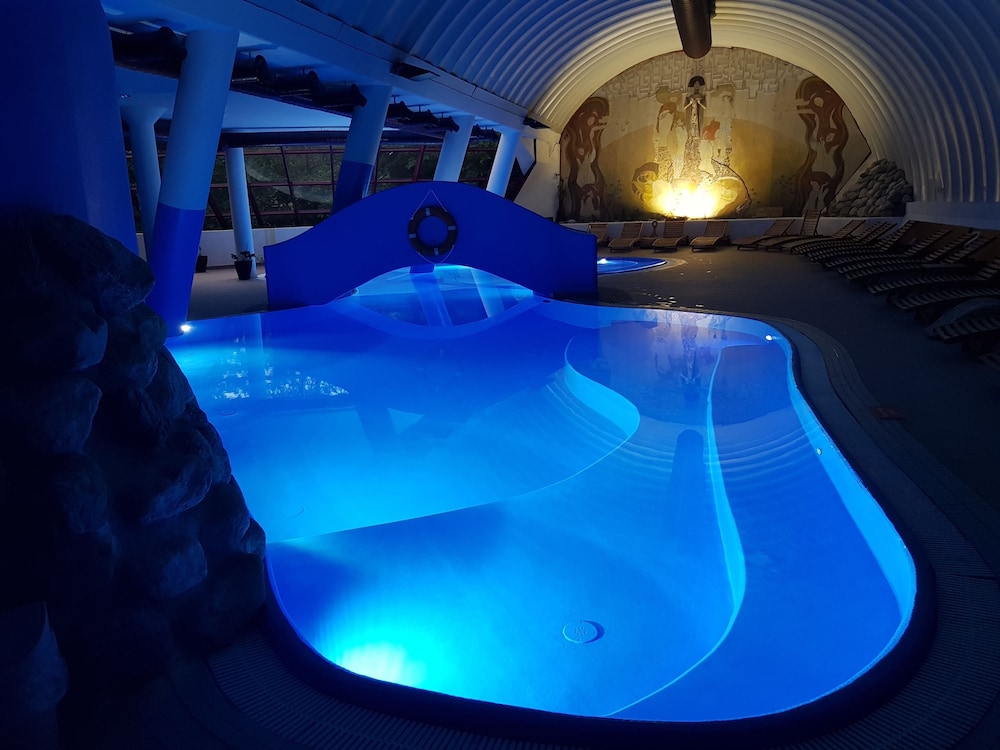 Family Hotel Schloss Rosenegg 42/64