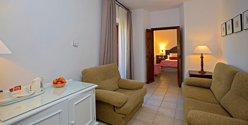 Cal Bisbe Hotel 34/70