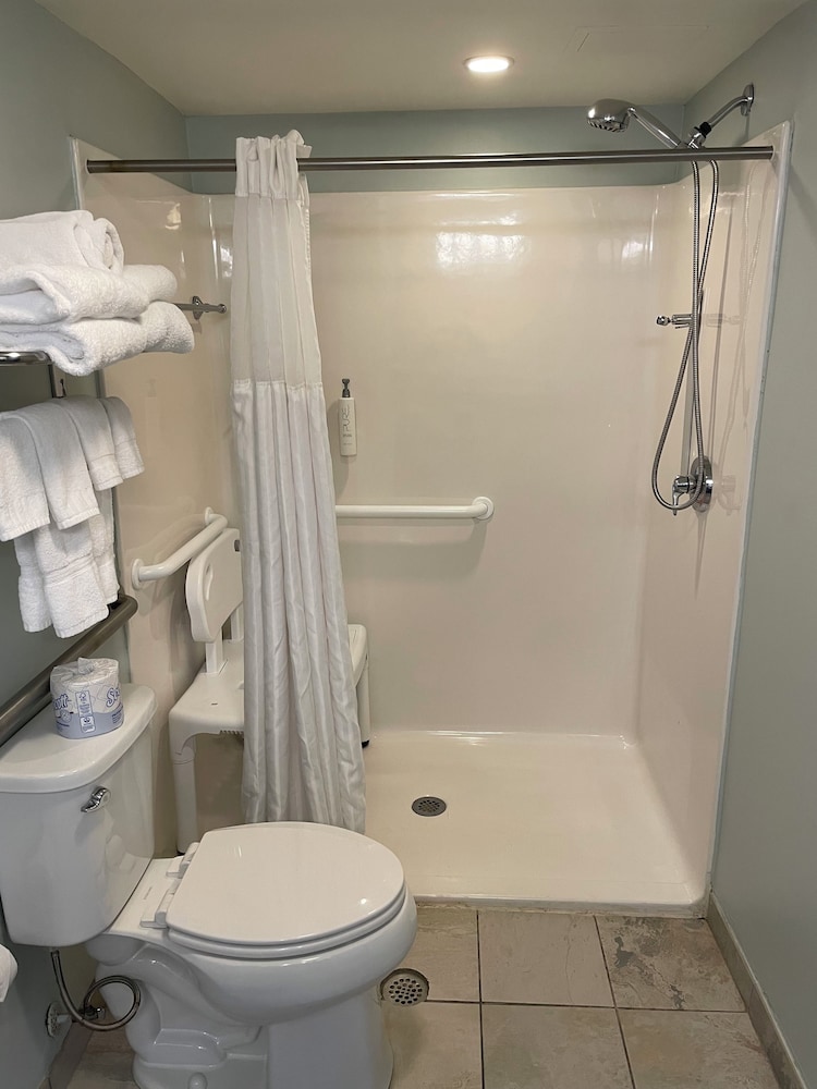 Room, 2 Queen Beds, Pool View, Accessible