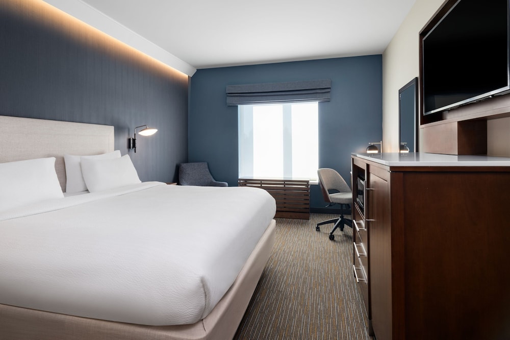 غرفة بسرير كينج لذوي الإعاقة، Courtyard by Marriott Seattle SeaTac Airport 3/6