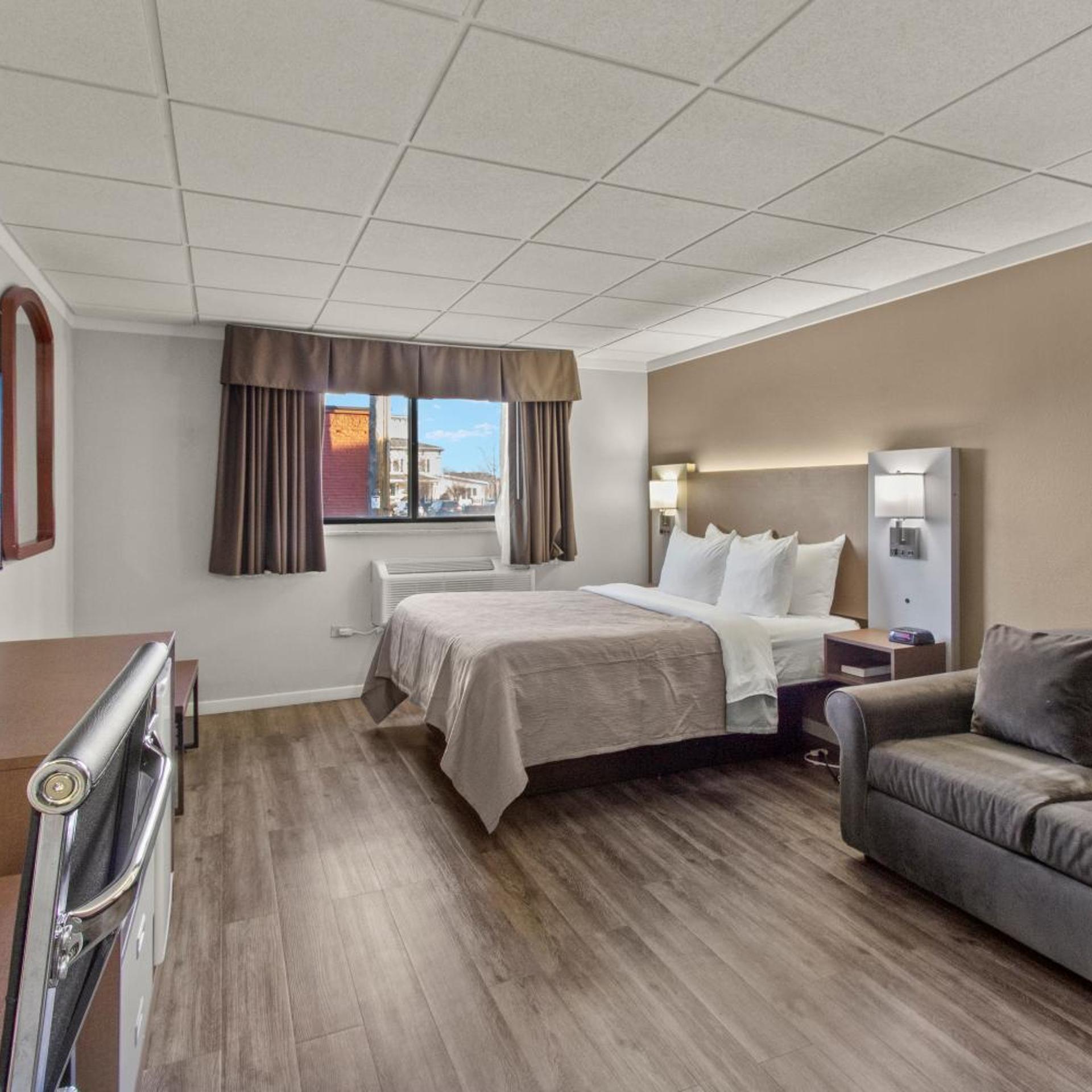 غرفة بسرير كوين مع أريكة، Quality Inn & Suites Green Bay Downtown 2/7