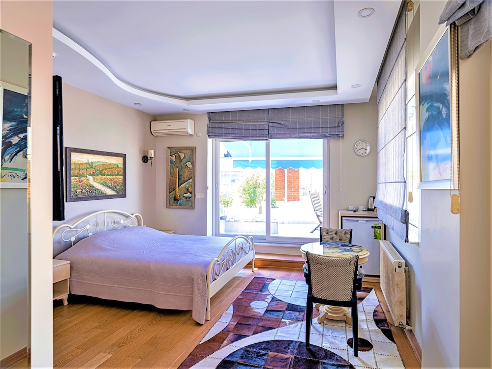 Deluxe, Balcony