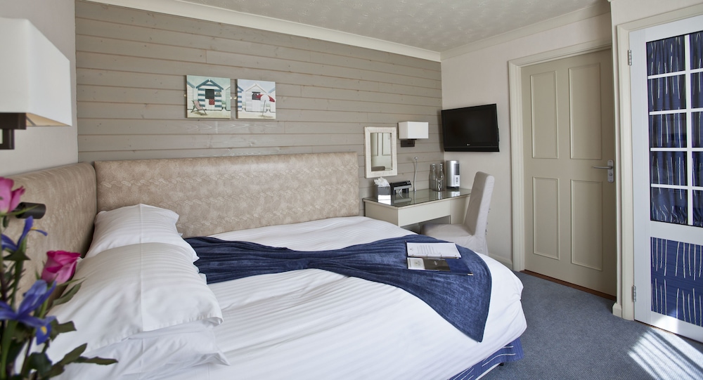 Cobo Bay Hotel 10/45