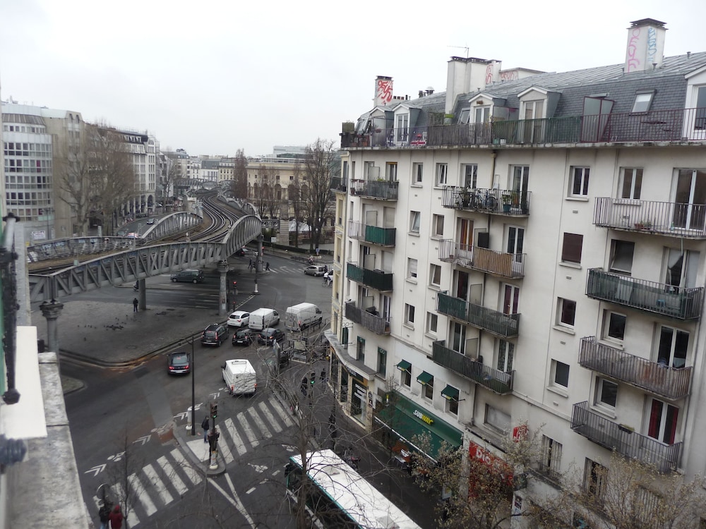 BUTTES CHAUMONT HOTEL 3/30