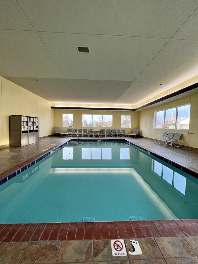 Reston Inn & Suites 22/50