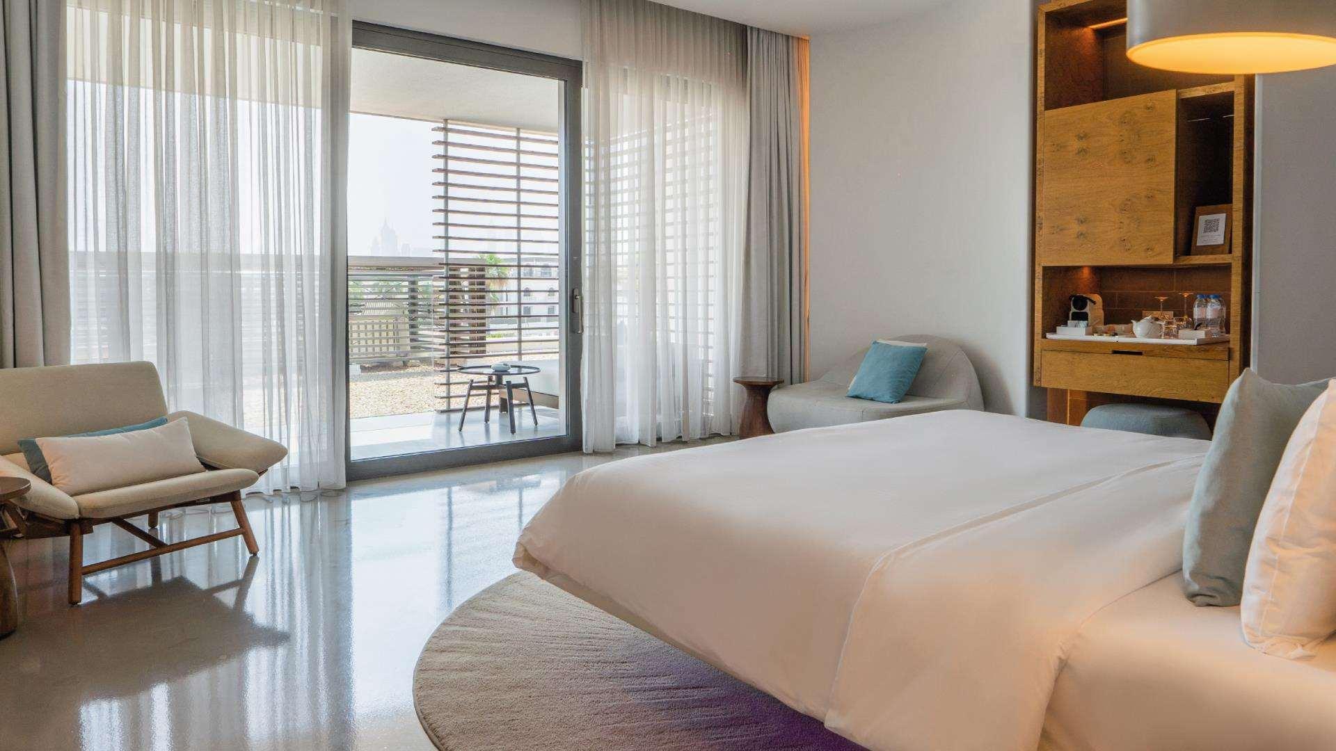 COVET, KING BED, SKYLINE VIEW